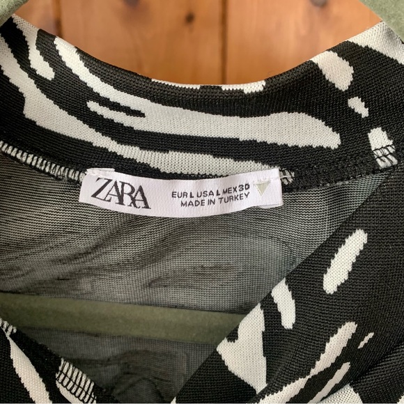 Zebra print crop top with twist neck detail - Picture 3 of 3